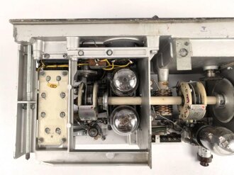 20 Watt Sender b1 ( 20 W.S.b1) datiert 1943, Originallack, Funktion nicht geprüft. Mit zugehörigem Deckel