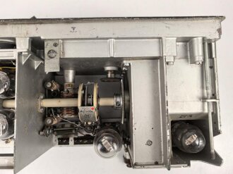 20 Watt Sender b1 ( 20 W.S.b1) datiert 1943, Originallack, Funktion nicht geprüft. Mit zugehörigem Deckel