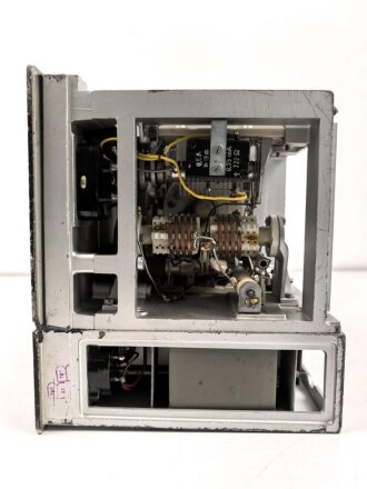 20 Watt Sender b1 ( 20 W.S.b1) datiert 1943, Originallack, Funktion nicht geprüft. Mit zugehörigem Deckel
