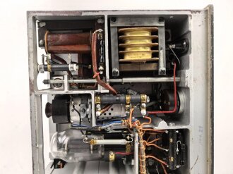 20 Watt Sender b1 ( 20 W.S.b1) datiert 1943, Originallack, Funktion nicht geprüft. Mit zugehörigem Deckel