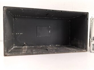 20 Watt Sender b1 ( 20 W.S.b1) datiert 1943, Originallack, Funktion nicht geprüft. Mit zugehörigem Deckel