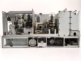 20 Watt Sender b1 ( 20 W.S.b1) datiert 1943, Originallack, Funktion nicht geprüft. Mit zugehörigem Deckel
