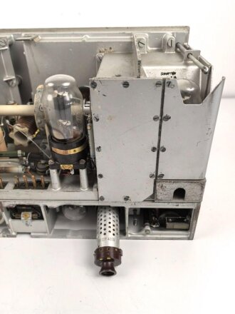 20 Watt Sender b1 ( 20 W.S.b1) datiert 1943, Originallack, Funktion nicht geprüft. Mit zugehörigem Deckel