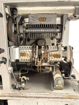 20 Watt Sender d ( 20 W.S.d) datiert 1942, Originallack, Funktion nicht geprüft. Gehäuse von einem "g"