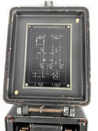 Sendeempfängereinankerumformer SEU a1 datiert 1944, Verwendung für Fu sprech a, d & f. Deckel und Klappen neuzeitlich überlackiert. Funktion nicht geprüft