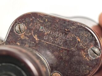 Dienstglas 6x 30 Wehrmacht in der seltenen Ausführung aus Preßstoff . Klare Durchsicht, gängig, sehr guter Gesamtzustand