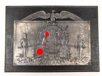 Wandplakette anlässlich der Machtübernahme, Darstellend Hindenburg und Hitler . Maße der Holzplatte 18 x 25cm. der rechte Flügel gelöst, hält aber auf der Platte