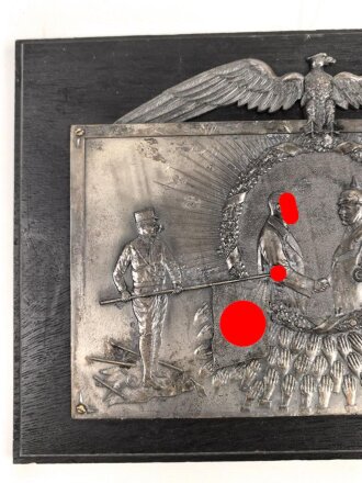 Wandplakette anlässlich der Machtübernahme, Darstellend Hindenburg und Hitler . Maße der Holzplatte 18 x 25cm. der rechte Flügel gelöst, hält aber auf der Platte