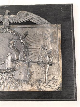 Wandplakette anlässlich der Machtübernahme, Darstellend Hindenburg und Hitler . Maße der Holzplatte 18 x 25cm. der rechte Flügel gelöst, hält aber auf der Platte