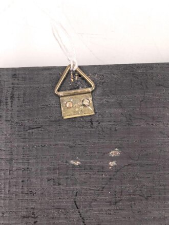 Wandplakette anlässlich der Machtübernahme, Darstellend Hindenburg und Hitler . Maße der Holzplatte 18 x 25cm. der rechte Flügel gelöst, hält aber auf der Platte
