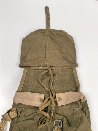 Pionier Rucksack für 3kg Ladungen und das Kochgeschirr. Späte Fertigung, ungebrauchtes Stück mit Reichsbetriebsnummer. Bei einer Seitentasche fehlt ein Verschlussbügel
