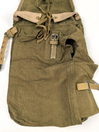 Pionier Rucksack für 3kg Ladungen und das Kochgeschirr. Späte Fertigung, ungebrauchtes Stück mit Reichsbetriebsnummer. Bei einer Seitentasche fehlt ein Verschlussbügel