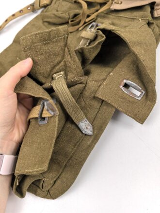 Pionier Rucksack für 3kg Ladungen und das Kochgeschirr. Späte Fertigung, ungebrauchtes Stück mit Reichsbetriebsnummer. Bei einer Seitentasche fehlt ein Verschlussbügel