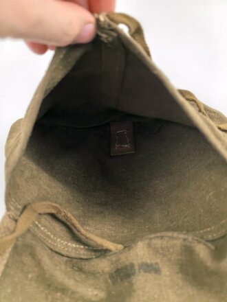 Pionier Rucksack für 3kg Ladungen und das Kochgeschirr. Späte Fertigung, ungebrauchtes Stück mit Reichsbetriebsnummer. Bei einer Seitentasche fehlt ein Verschlussbügel