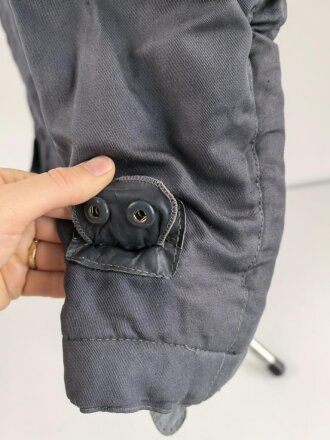 Luftwaffe , heizbare Kanaljacke für Jagdflieger. Sauberes Etikett mit Reichsbetriebsnummer, Alle Druckknöpfe und Reissverschlüsse gängig. Die Vorderseite ausgeblichen ?, sonst sehr guter Zustand