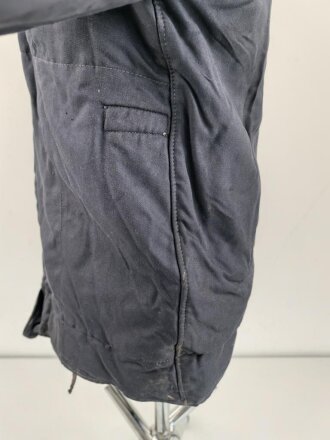 Luftwaffe , heizbare Kanaljacke für Jagdflieger. Sauberes Etikett mit Reichsbetriebsnummer, Alle Druckknöpfe und Reissverschlüsse gängig. Die Vorderseite ausgeblichen ?, sonst sehr guter Zustand