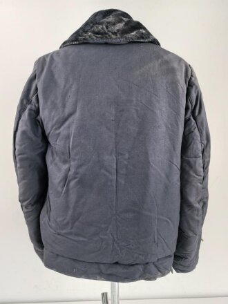 Luftwaffe , heizbare Kanaljacke für Jagdflieger. Sauberes Etikett mit Reichsbetriebsnummer, Alle Druckknöpfe und Reissverschlüsse gängig. Die Vorderseite ausgeblichen ?, sonst sehr guter Zustand