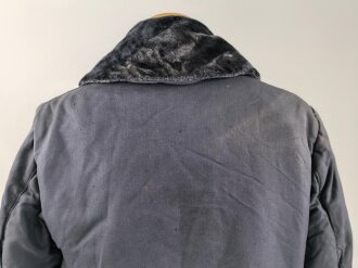 Luftwaffe , heizbare Kanaljacke für Jagdflieger. Sauberes Etikett mit Reichsbetriebsnummer, Alle Druckknöpfe und Reissverschlüsse gängig. Die Vorderseite ausgeblichen ?, sonst sehr guter Zustand