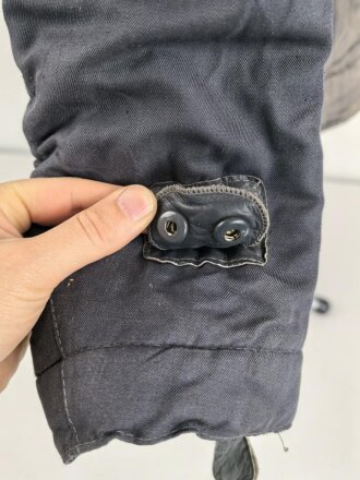 Luftwaffe , heizbare Kanaljacke für Jagdflieger. Sauberes Etikett mit Reichsbetriebsnummer, Alle Druckknöpfe und Reissverschlüsse gängig. Die Vorderseite ausgeblichen ?, sonst sehr guter Zustand