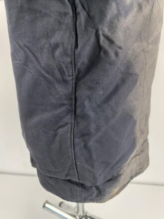 Luftwaffe , heizbare Kanaljacke für Jagdflieger. Sauberes Etikett mit Reichsbetriebsnummer, Alle Druckknöpfe und Reissverschlüsse gängig. Die Vorderseite ausgeblichen ?, sonst sehr guter Zustand