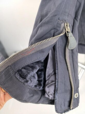 Luftwaffe , heizbare Kanaljacke für Jagdflieger. Sauberes Etikett mit Reichsbetriebsnummer, Alle Druckknöpfe und Reissverschlüsse gängig. Die Vorderseite ausgeblichen ?, sonst sehr guter Zustand