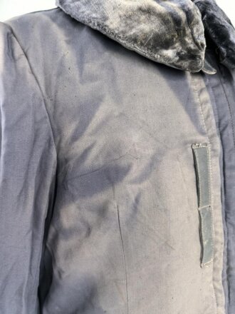 Luftwaffe , heizbare Kanaljacke für Jagdflieger. Sauberes Etikett mit Reichsbetriebsnummer, Alle Druckknöpfe und Reissverschlüsse gängig. Die Vorderseite ausgeblichen ?, sonst sehr guter Zustand