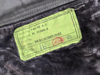 Luftwaffe , heizbare Kanaljacke für Jagdflieger. Sauberes Etikett mit Reichsbetriebsnummer, Alle Druckknöpfe und Reissverschlüsse gängig. Die Vorderseite ausgeblichen ?, sonst sehr guter Zustand