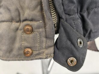 Luftwaffe , heizbare Kanaljacke für Jagdflieger. Sauberes Etikett mit Reichsbetriebsnummer, Alle Druckknöpfe und Reissverschlüsse gängig. Die Vorderseite ausgeblichen ?, sonst sehr guter Zustand