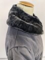 Luftwaffe , heizbare Kanaljacke für Jagdflieger. Sauberes Etikett mit Reichsbetriebsnummer, Alle Druckknöpfe und Reissverschlüsse gängig. Die Vorderseite ausgeblichen ?, sonst sehr guter Zustand