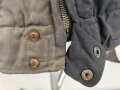 Luftwaffe , heizbare Kanaljacke für Jagdflieger. Sauberes Etikett mit Reichsbetriebsnummer, Alle Druckknöpfe und Reissverschlüsse gängig. Die Vorderseite ausgeblichen ?, sonst sehr guter Zustand