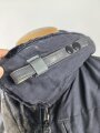 Luftwaffe , heizbare Kanaljacke für Jagdflieger. Sauberes Etikett mit Reichsbetriebsnummer, Alle Druckknöpfe und Reissverschlüsse gängig. Die Vorderseite ausgeblichen ?, sonst sehr guter Zustand