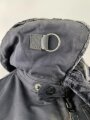 Luftwaffe , heizbare Kanaljacke für Jagdflieger. Sauberes Etikett mit Reichsbetriebsnummer, Alle Druckknöpfe und Reissverschlüsse gängig. Die Vorderseite ausgeblichen ?, sonst sehr guter Zustand