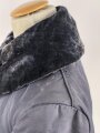 Luftwaffe , heizbare Kanaljacke für Jagdflieger. Sauberes Etikett mit Reichsbetriebsnummer, Alle Druckknöpfe und Reissverschlüsse gängig. Die Vorderseite ausgeblichen ?, sonst sehr guter Zustand