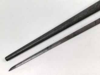 1. Weltkrieg, Ersatz Seitengewehr  mit Dreikantklinge, diese mit zwei Abnahmen. Original lackiertes Stück, der untere Teil der Scheide fehlt.