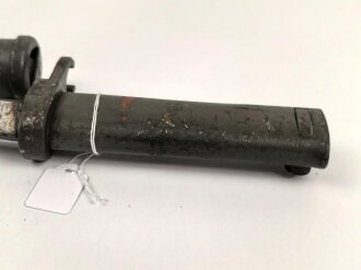 1. Weltkrieg, Ersatz Seitengewehr  mit Dreikantklinge, diese mit zwei Abnahmen. Original lackiertes Stück, der untere Teil der Scheide fehlt.