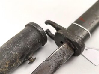 1. Weltkrieg, Ersatz Seitengewehr  mit Dreikantklinge, diese mit zwei Abnahmen. Original lackiertes Stück, der untere Teil der Scheide fehlt.