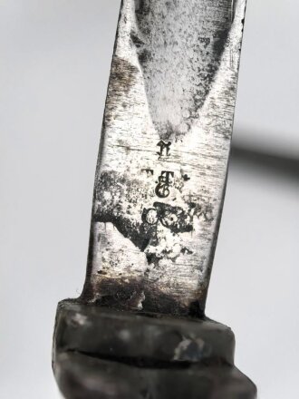 1. Weltkrieg, Ersatz Seitengewehr  mit Dreikantklinge, diese mit zwei Abnahmen. Original lackiertes Stück, der untere Teil der Scheide fehlt.