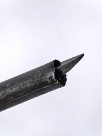 1. Weltkrieg, Ersatz Seitengewehr  mit Dreikantklinge, diese mit zwei Abnahmen. Original lackiertes Stück, der untere Teil der Scheide fehlt.