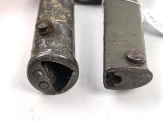 1. Weltkrieg, Ersatz Seitengewehr  mit Dreikantklinge, diese mit zwei Abnahmen. Original lackiertes Stück, der untere Teil der Scheide fehlt.