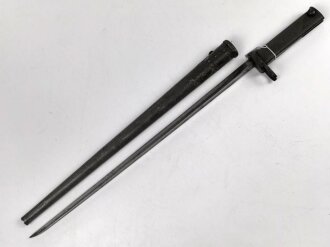 1. Weltkrieg, Ersatz Seitengewehr  mit Dreikantklinge, diese mit zwei Abnahmen. Original lackiertes Stück, der untere Teil der Scheide fehlt.