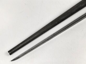 1. Weltkrieg, Ersatz Seitengewehr  mit Dreikantklinge, diese mit zwei Abnahmen. Original lackiertes Stück, der untere Teil der Scheide fehlt.