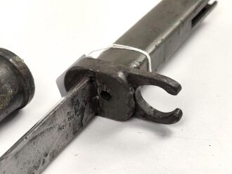 1. Weltkrieg, Ersatz Seitengewehr  mit Dreikantklinge, diese mit zwei Abnahmen. Original lackiertes Stück, der untere Teil der Scheide fehlt.