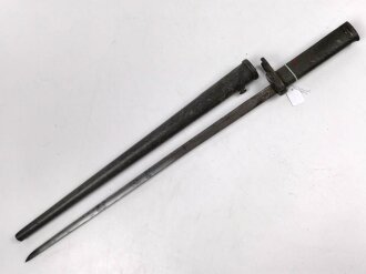 1. Weltkrieg, Ersatz Seitengewehr  mit Dreikantklinge, diese mit zwei Abnahmen. Original lackiertes Stück, der untere Teil der Scheide fehlt.