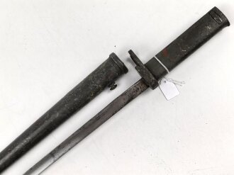 1. Weltkrieg, Ersatz Seitengewehr  mit Dreikantklinge, diese mit zwei Abnahmen. Original lackiertes Stück, der untere Teil der Scheide fehlt.