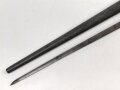 1. Weltkrieg, Ersatz Seitengewehr  mit Dreikantklinge, diese mit zwei Abnahmen. Original lackiertes Stück, der untere Teil der Scheide fehlt.
