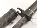 1. Weltkrieg, Ersatz Seitengewehr  mit Dreikantklinge, diese mit zwei Abnahmen. Original lackiertes Stück, der untere Teil der Scheide fehlt.