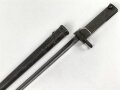 1. Weltkrieg, Ersatz Seitengewehr  mit Dreikantklinge, diese mit zwei Abnahmen. Original lackiertes Stück, der untere Teil der Scheide fehlt.