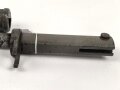 1. Weltkrieg, Ersatz Seitengewehr  mit Dreikantklinge, diese mit zwei Abnahmen. Original lackiertes Stück, der untere Teil der Scheide fehlt.