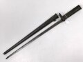 1. Weltkrieg, Ersatz Seitengewehr  mit Dreikantklinge, diese mit zwei Abnahmen. Original lackiertes Stück, der untere Teil der Scheide fehlt.