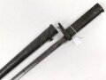 1. Weltkrieg, Ersatz Seitengewehr  mit Dreikantklinge, diese mit zwei Abnahmen. Original lackiertes Stück, der untere Teil der Scheide fehlt.